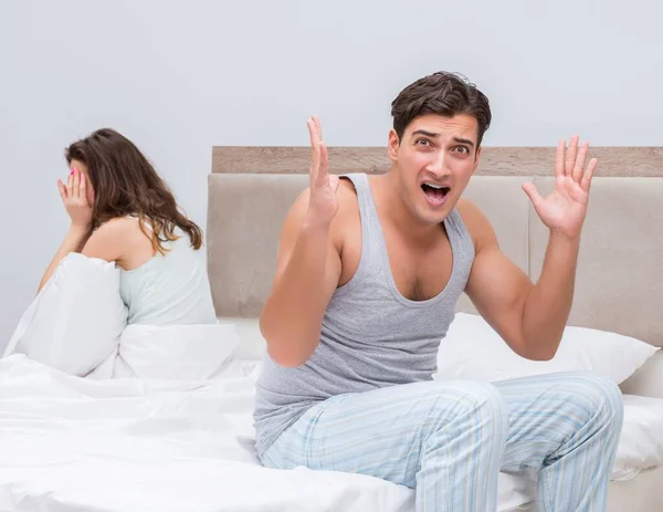 Conflicto familiar con esposa y marido en la cama — Foto de Stock