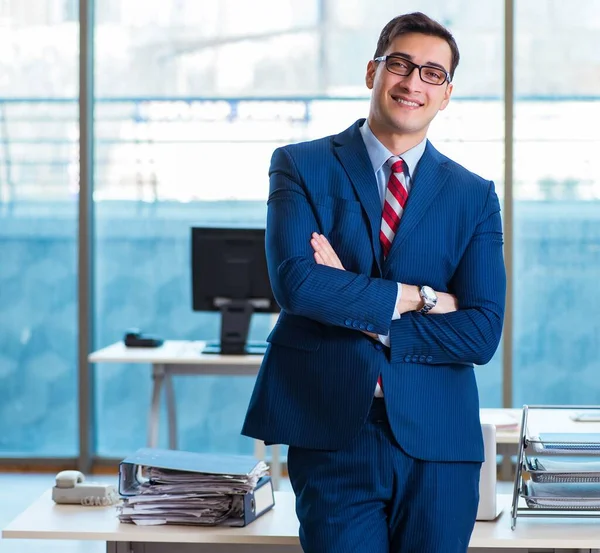 Jovem e bonito empresário empregado trabalhando no escritório na mesa — Fotografia de Stock