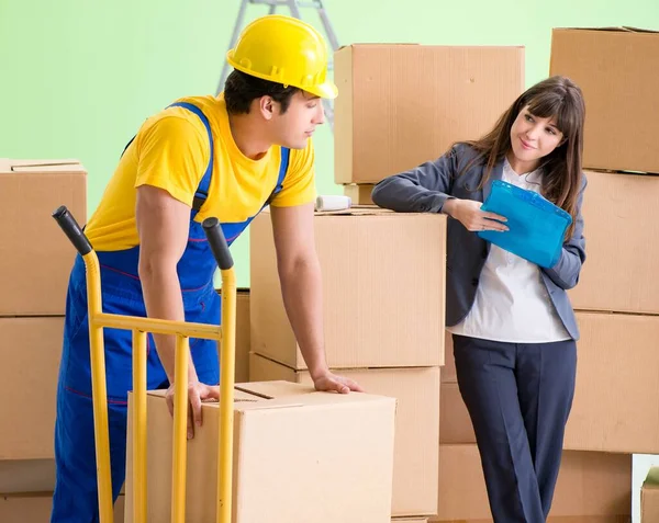 Vrouw baas en man aannemer werken met dozen levering — Stockfoto