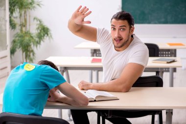 Sınıfta kabadayılık taslayan iki erkek öğrenci.