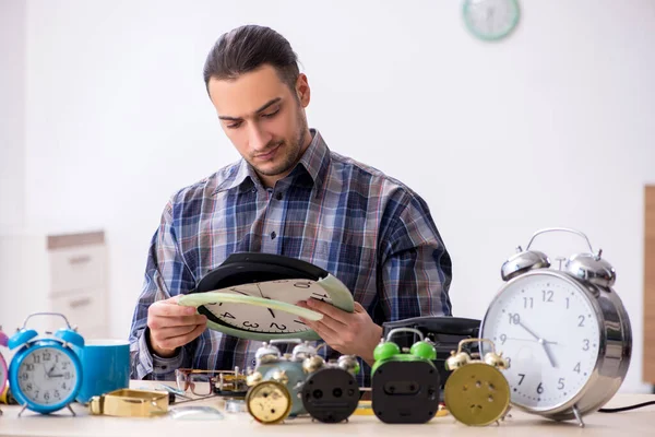 Joven relojero masculino trabajando en el taller — Foto de Stock