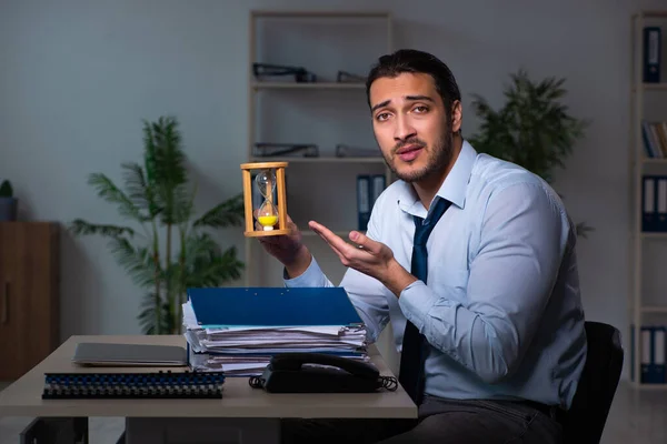 Jungunternehmer arbeitet spät im Büro — Stockfoto