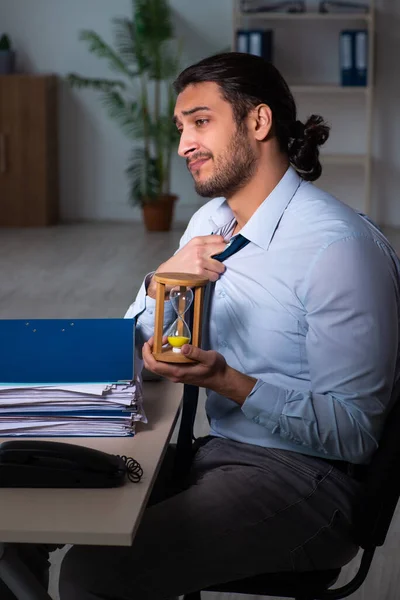 Ung affärsman som arbetar sent på kontoret — Stockfoto