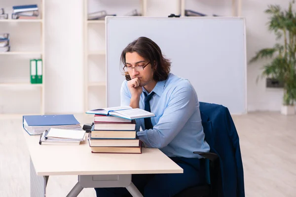 Jeune homme d'affaires étudiant sur le lieu de travail — Photo