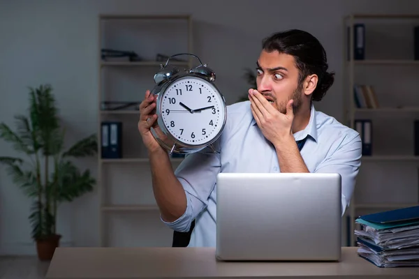 Jungunternehmer arbeitet spät im Büro — Stockfoto