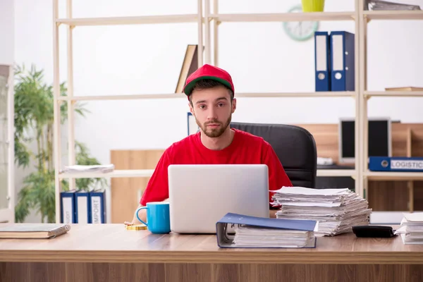 Joven con gorra roja sentado en la oficina — Foto de Stock