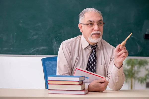 Gammal manlig lärare i klassrummet — Stockfoto