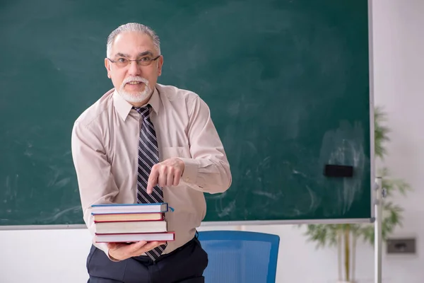 Sınıftaki yaşlı erkek öğretmen. — Stok fotoğraf