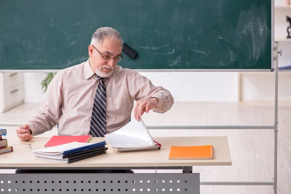 Gammal manlig lärare i klassrummet — Stockfoto