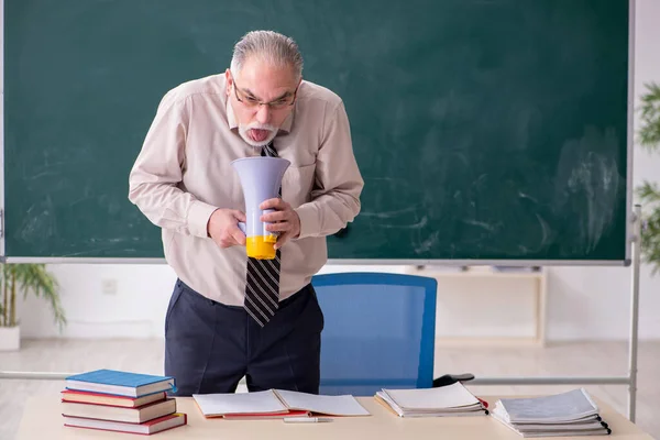 Oude mannelijke leraar in de klas — Stockfoto