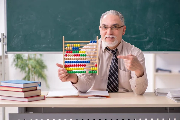 Viejo profesor en el aula —  Fotos de Stock