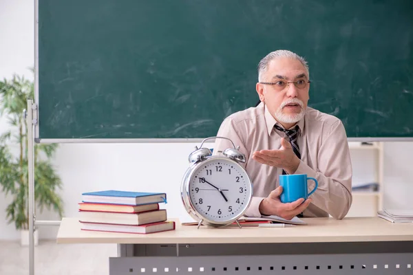 Öreg férfi tanár az osztályteremben. — Stock Fotó