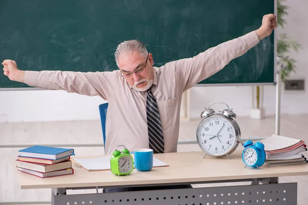 Velho professor na sala de aula — Fotografia de Stock