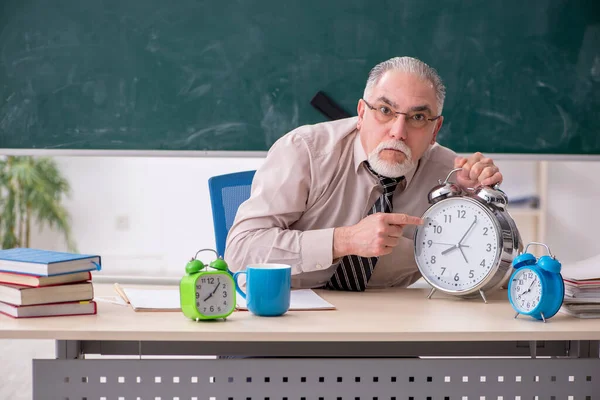 Velho professor na sala de aula — Fotografia de Stock