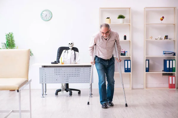 Vecchio gamba ferito uomo visita morto medico — Foto Stock