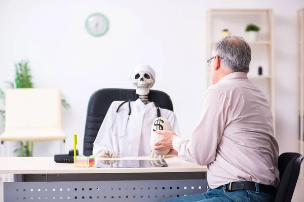 Alter Mann gibt Geld an toten Arzt — Stockfoto