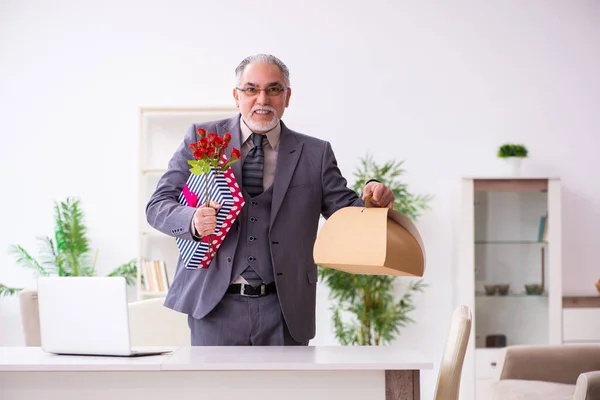 Viejo preparándose para la cita en casa — Foto de Stock