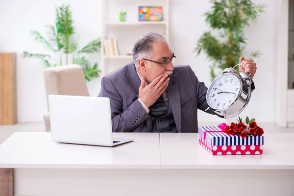 Oude man bereidt zich voor op datum in tijd management concept — Stockfoto