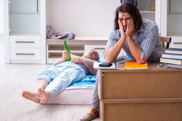 Joven hijo estudiante y papá alcohólico — Foto de Stock