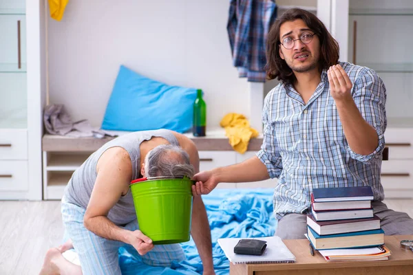 Mladý syn student a táta alkoholik — Stock fotografie