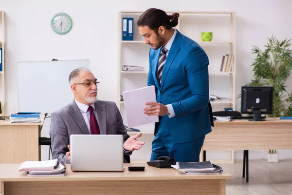 Two male colleagues working in the office — Stock Photo, Image