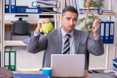 Genç erkek çalışan işyerinde intihar ediyor.