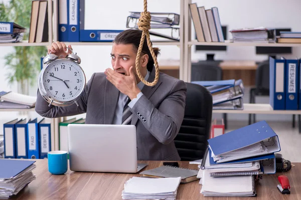 Jonge mannelijke werknemer pleegt zelfmoord op het werk — Stockfoto