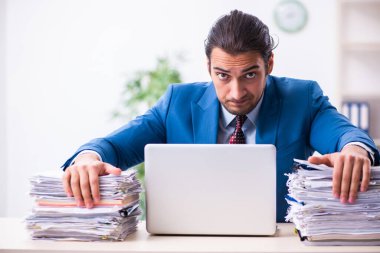 Genç bir erkek işçi aşırı işten memnun değil.