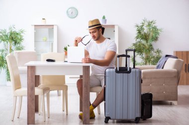 Genç adam evden ayrılmaya hazırlanıyor.