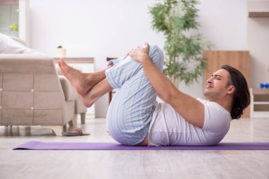 Genç erkek güne sabah egzersizleriyle başlıyor.