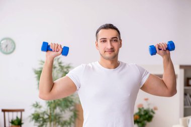 Genç erkek güne sabah egzersizleriyle başlıyor.