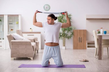 Genç erkek güne sabah egzersizleriyle başlıyor.