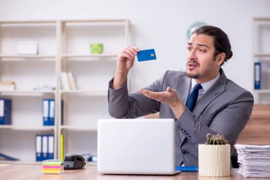 Ofiste çalışan genç bir erkek.