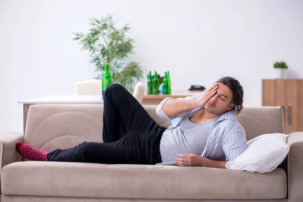 Junger Alkoholiker trinkt zu Hause Wein — Stockfoto