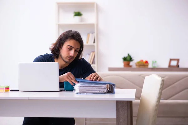 Joven empleado trabajando desde casa — Foto de Stock