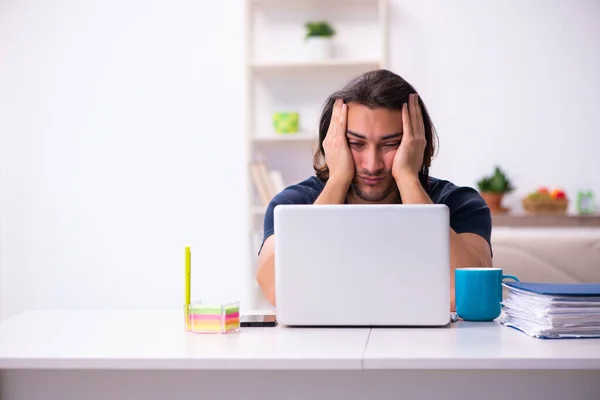 Jovem empregado trabalhando a partir de casa — Fotografia de Stock