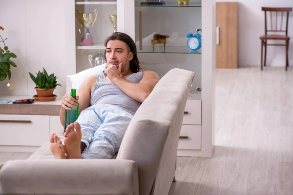 自宅でアルコール依存症に苦しむ男元チャンピオン — ストック写真