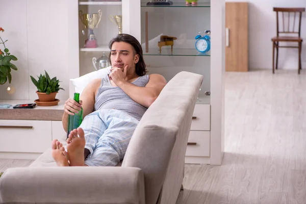 Mannen före detta mästare lider av alkoholism hemma — Stockfoto