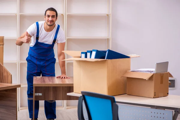 Joven macho profesional mover haciendo casa reubicación — Foto de Stock