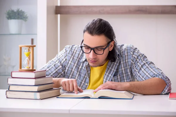 Joven estudiante masculino preparándose para el examen en casa — Foto de Stock