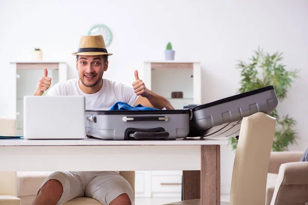 Joven preparándose para la salida en casa —  Fotos de Stock