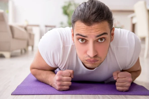 Jovem dia de início do sexo masculino com exercícios matinais — Fotografia de Stock