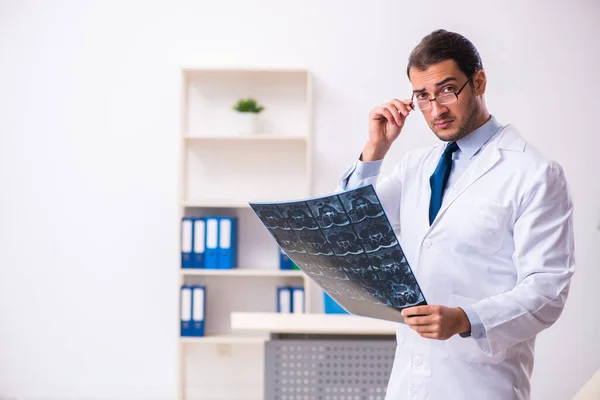 Junge Ärztin arbeitet in der Klinik — Stockfoto