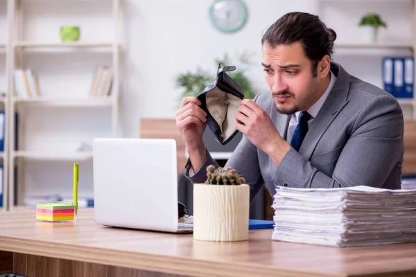 Jonge mannelijke werknemer werkzaam in het kantoor — Stockfoto