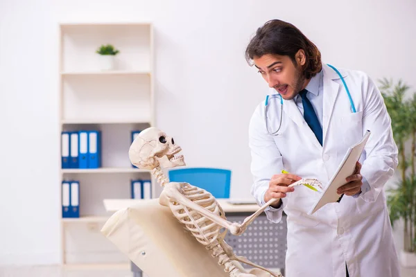 Gekke dokter onderzoekt dode patiënt — Stockfoto