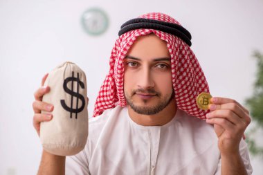 Ofiste çalışan genç bir Arap erkek.