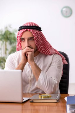 Ofiste çalışan genç bir Arap erkek.