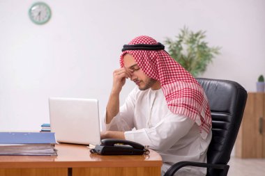 Ofiste çalışan genç bir Arap erkek.