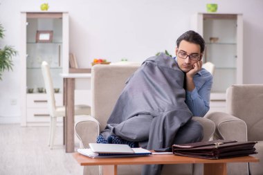 Evden çalışan yorgun işadamı