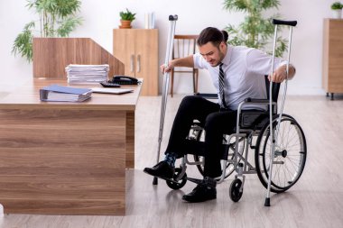 İş yerinde acı çeken genç engelli çalışanlar